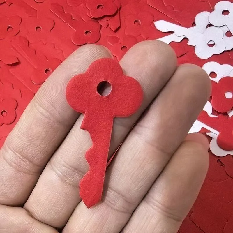 红色纸钥匙金色方锭剪纸