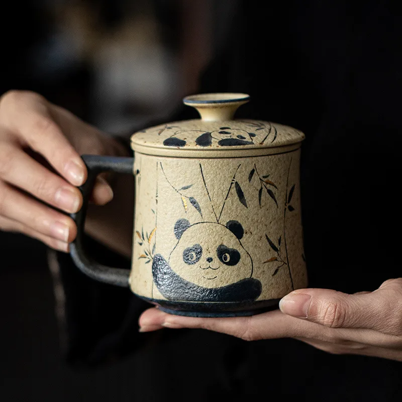 青花红熊猫戏竹陶瓷杯